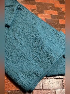 Verno Fashions King medallion quilt 118” X 100” Teal green blue